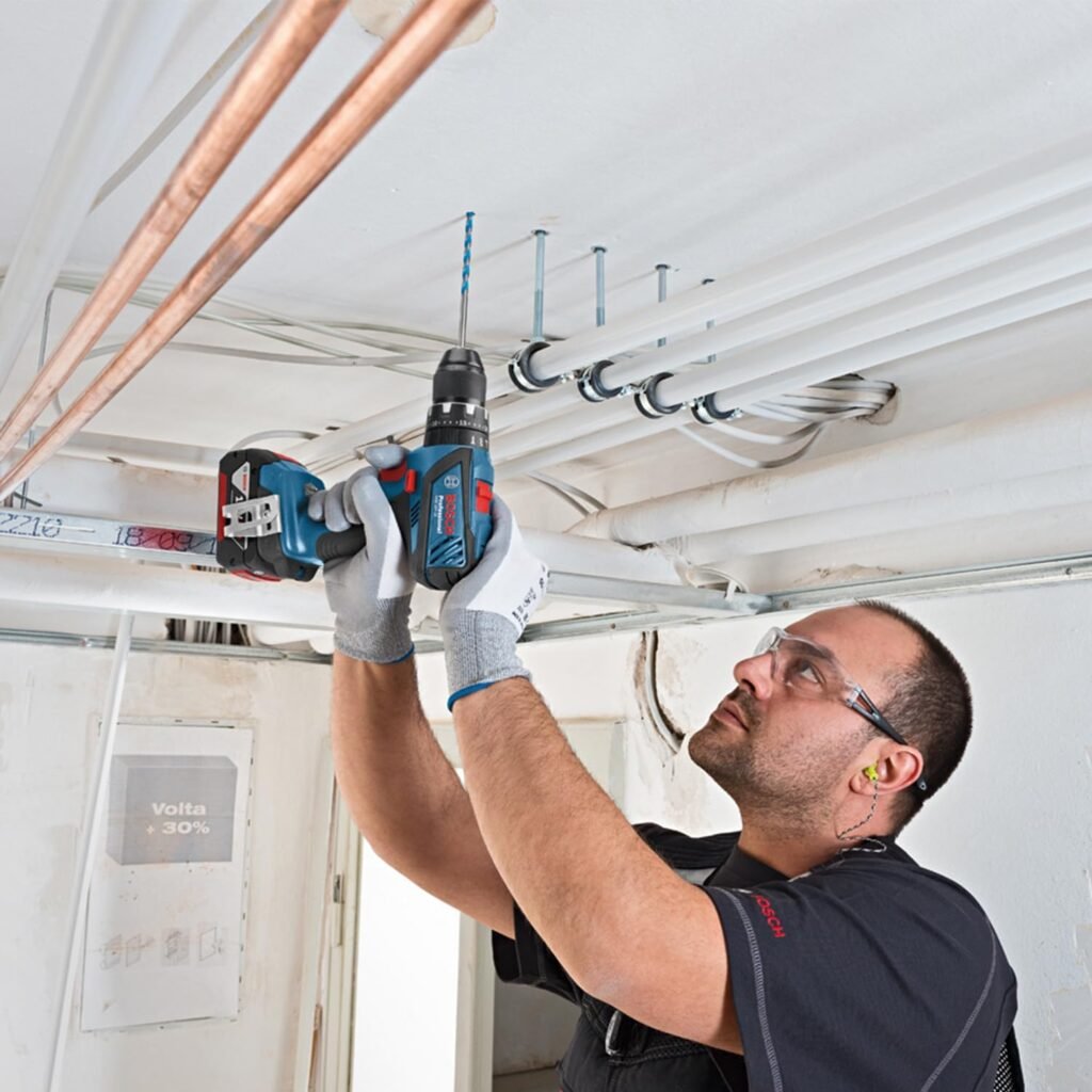 Bosch Professional GSB 18V-28 im Einsatz beim Bohren in Betonwand